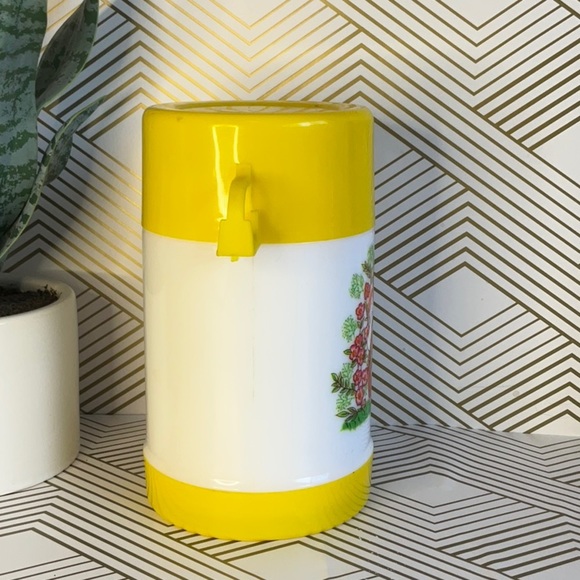 Retro Lunch Time Thermos Girl w/ Goose Yellow Lid - Picture 4 of 7